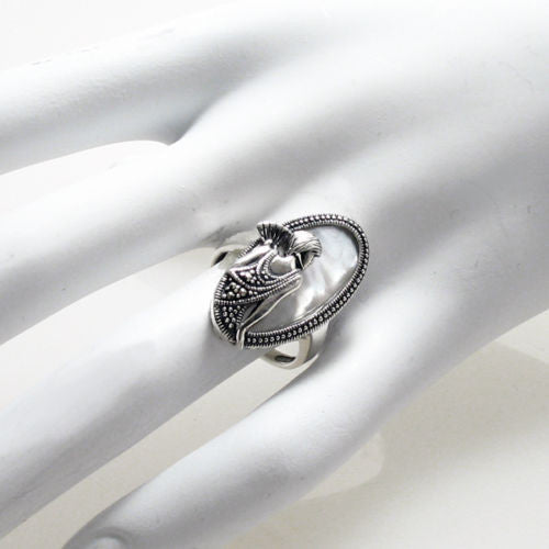 Flapper with fan in mother of pearl and silver. Wholesale sterling silver rings. Hand photo.