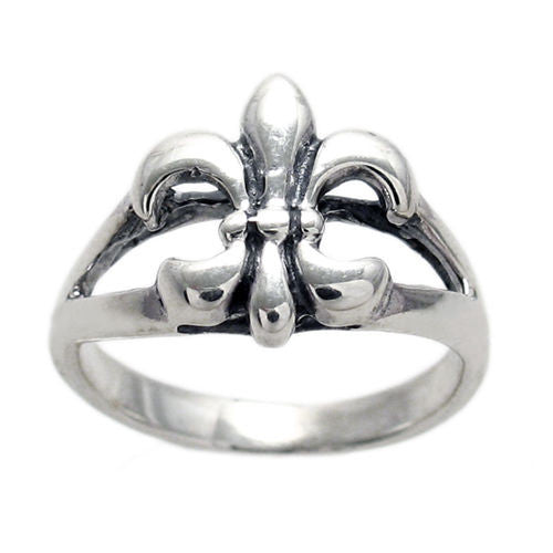 Adorable Small Fleur-de-Lis Ring in Sterling Silver.